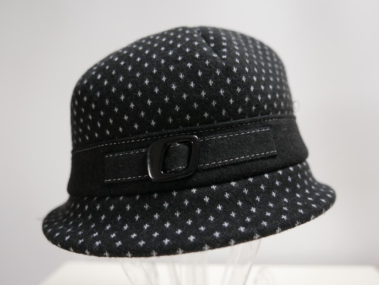 Czarny w kropeczki kapelusz tkanina do 58 cm- regulowany