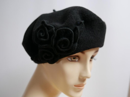 Czarny beret dzianina wełna z  kwiatami