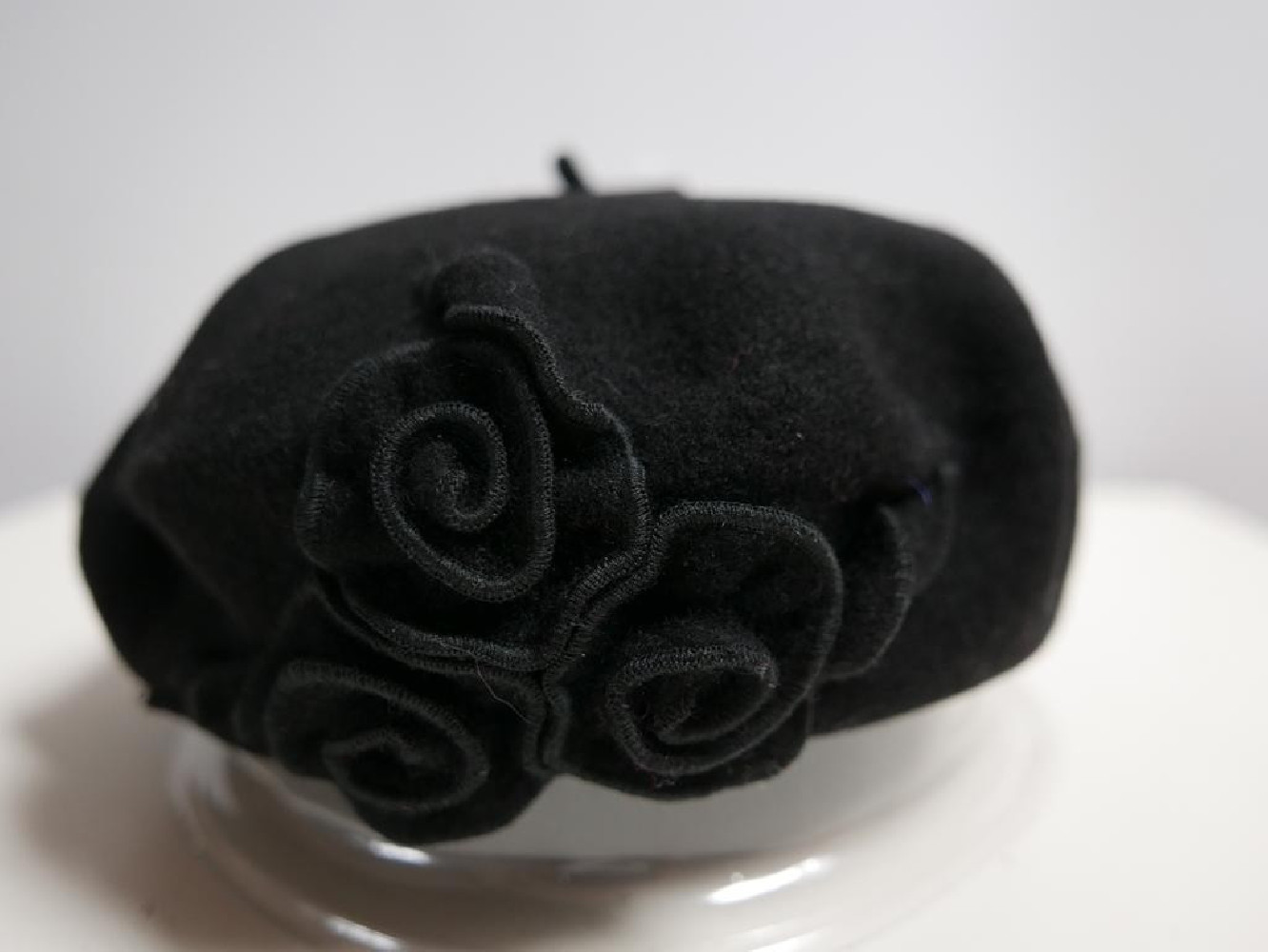 Czarny beret dzianina wełna z  kwiatami