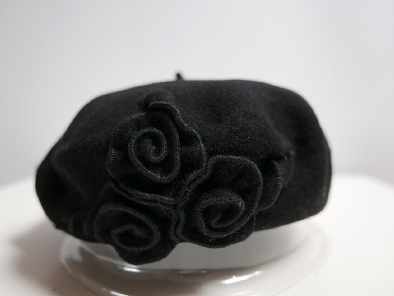 Czarny beret dzianina wełna z  kwiatami