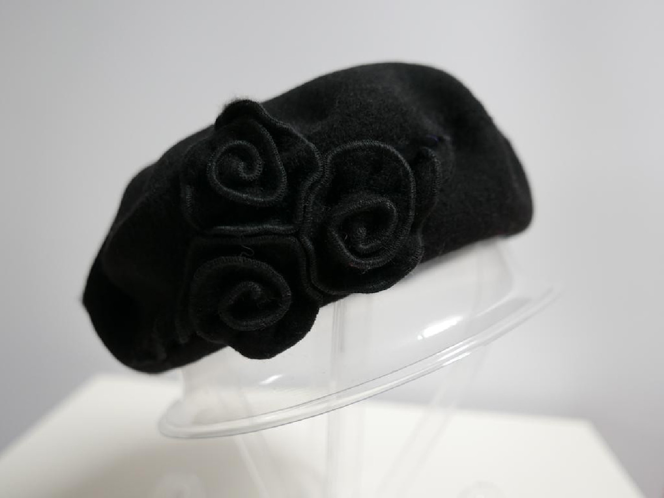 Czarny beret dzianina wełna z  kwiatami