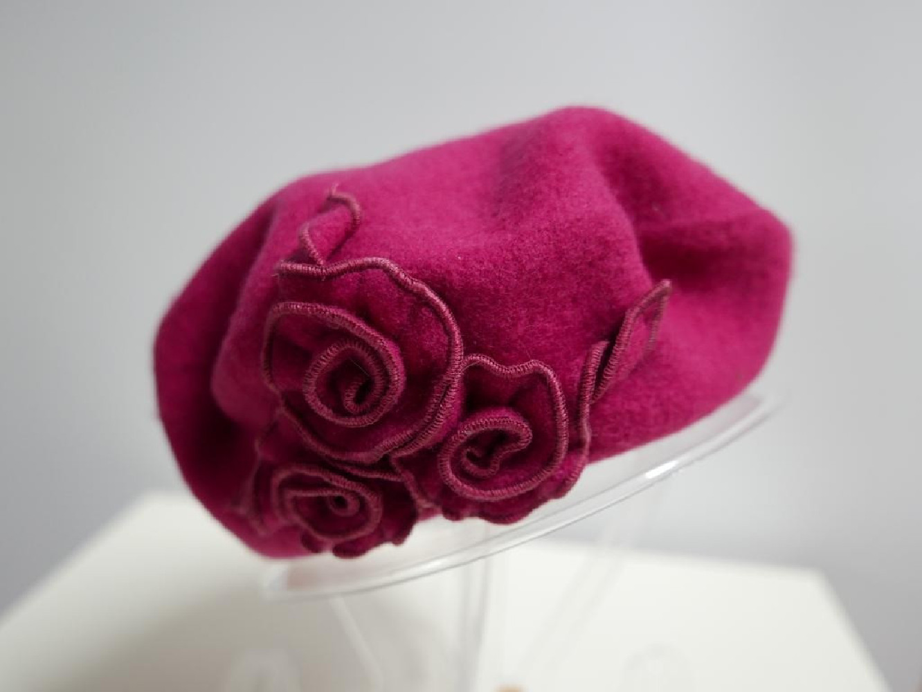 Fuksja beret dzianina wełna z  kwiatami