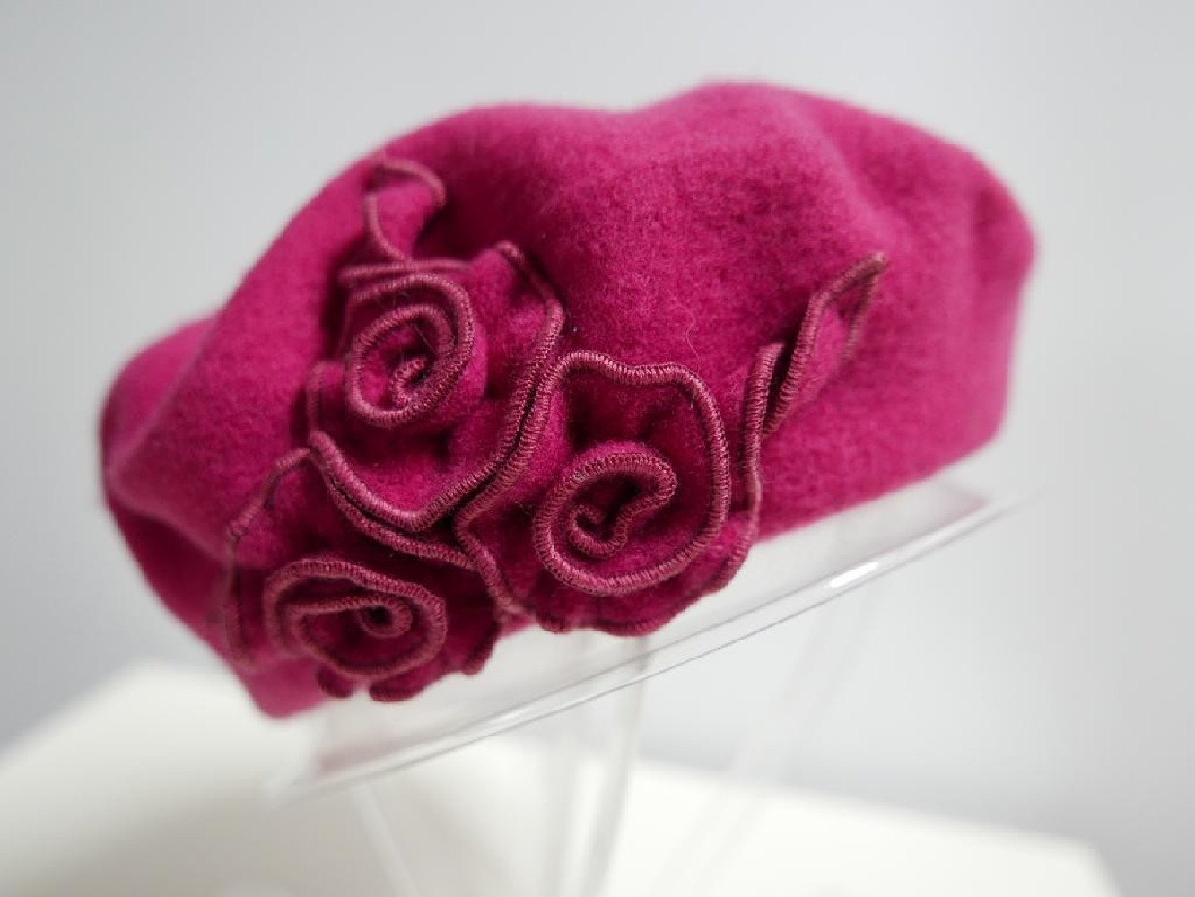 Fuksja beret dzianina wełna z  kwiatami