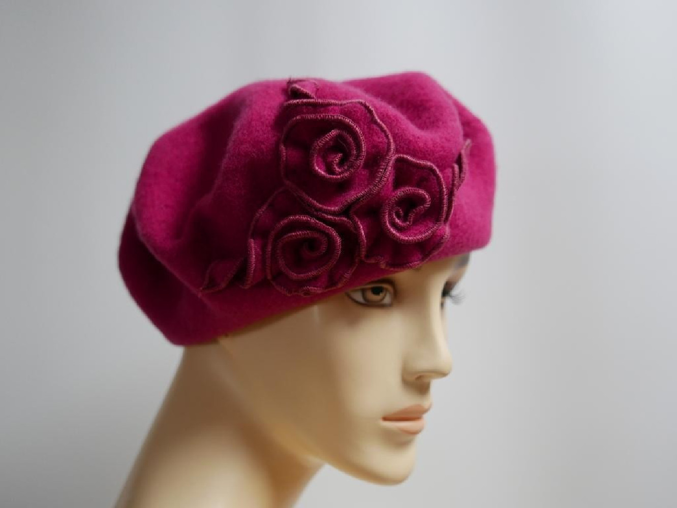 Fuksja beret dzianina wełna z  kwiatami