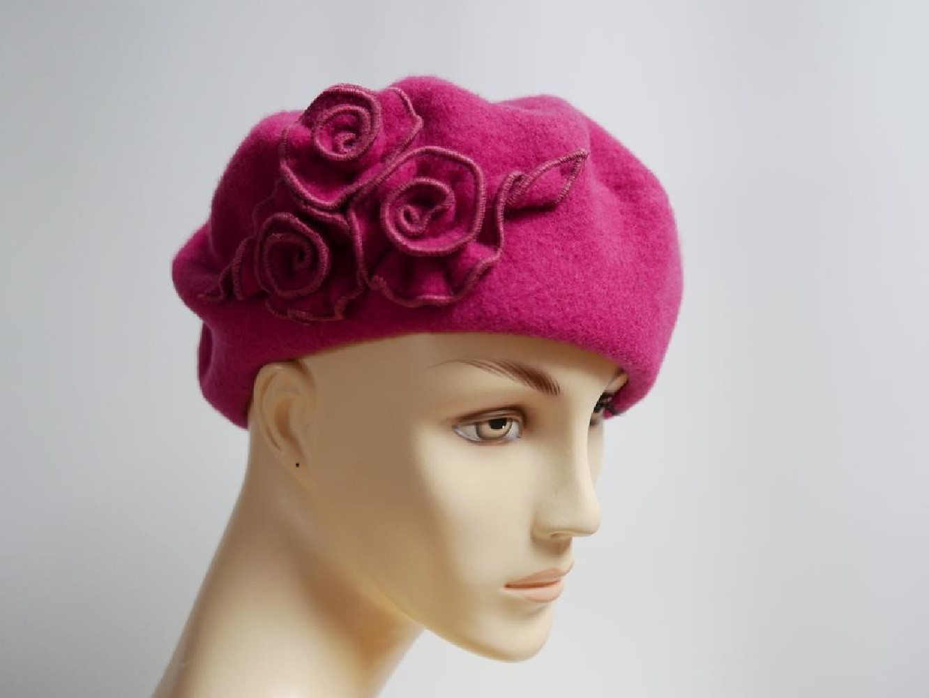 Fuksja beret dzianina wełna z  kwiatami