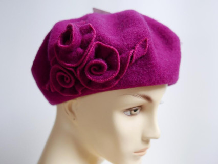 Magenta beret dzianina wełna z  kwiatami