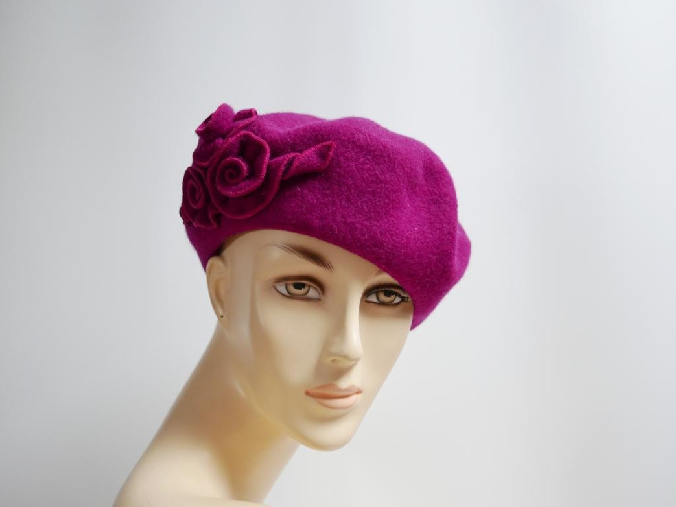 Magenta beret dzianina wełna z  kwiatami