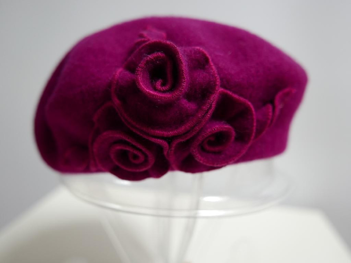 Magenta beret dzianina wełna z  kwiatami