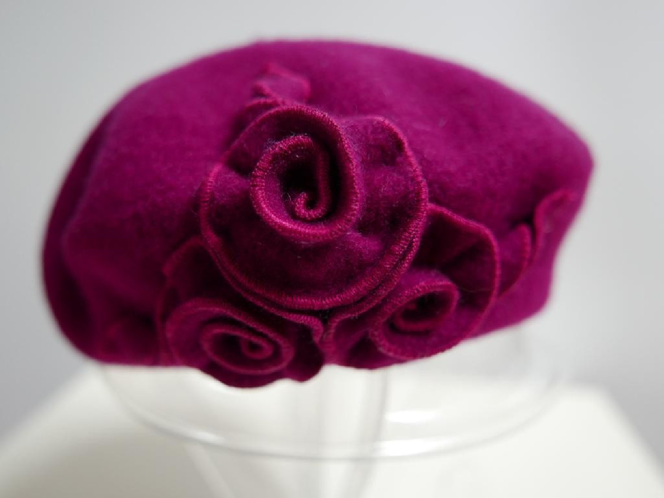 Magenta beret dzianina wełna z  kwiatami