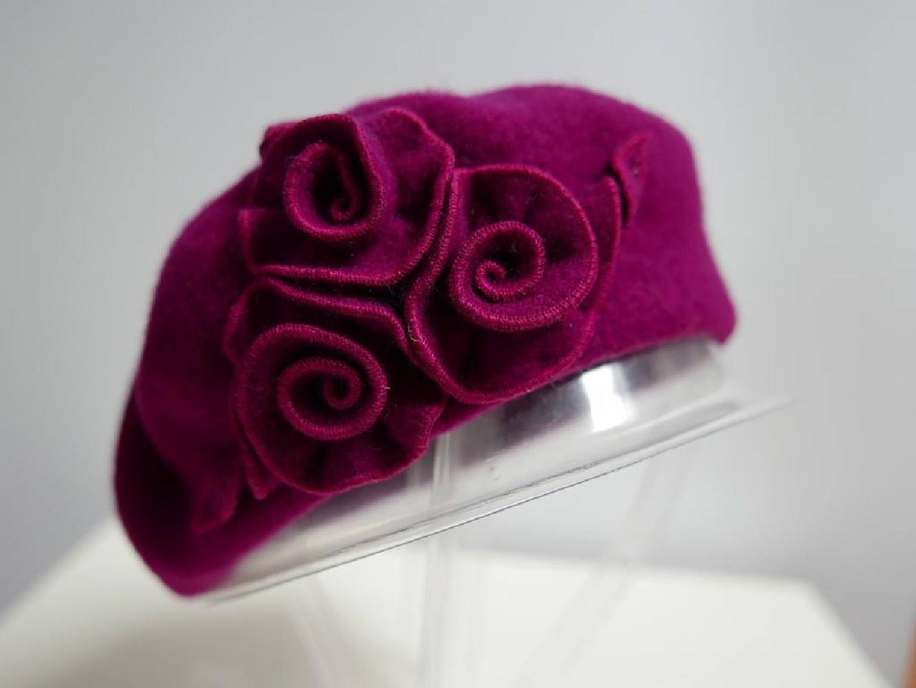 Magenta beret dzianina wełna z  kwiatami