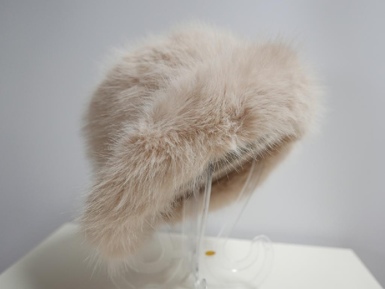 Beżowy futerkowy kapelusz bucket do 57 cm- regulowany