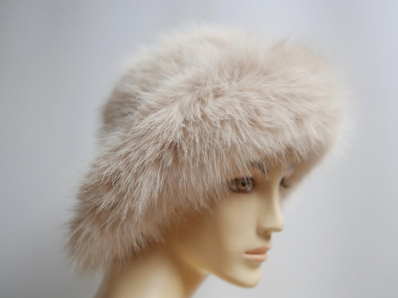 Beżowy futerkowy kapelusz bucket do 57 cm- regulowany