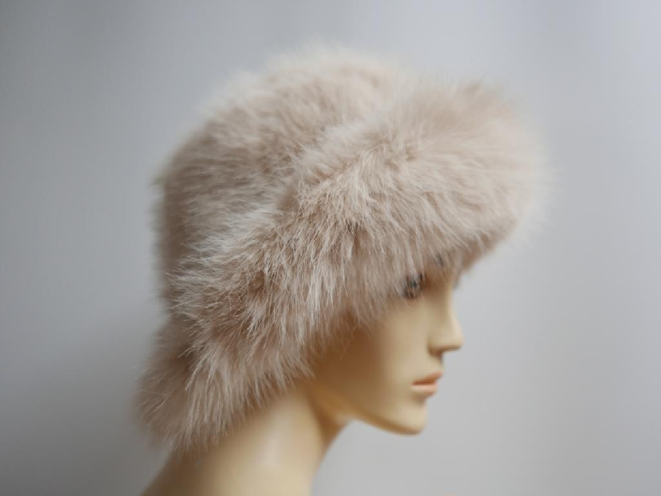 Beżowy futerkowy kapelusz bucket do 57 cm- regulowany