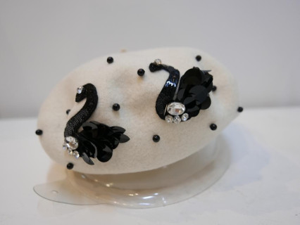 Śmietankowo czarny beret dzianina wełna z dekoracją