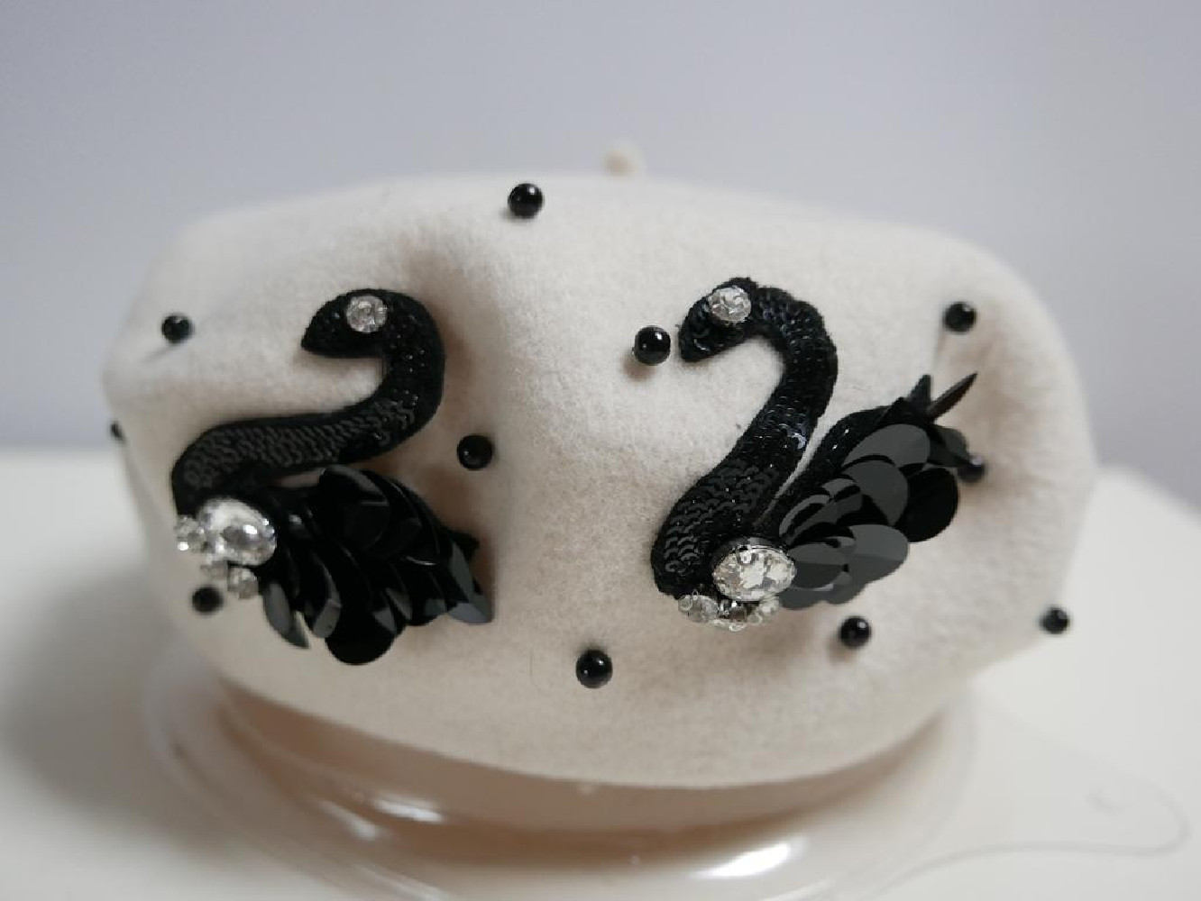 Śmietankowo czarny beret dzianina wełna z dekoracją