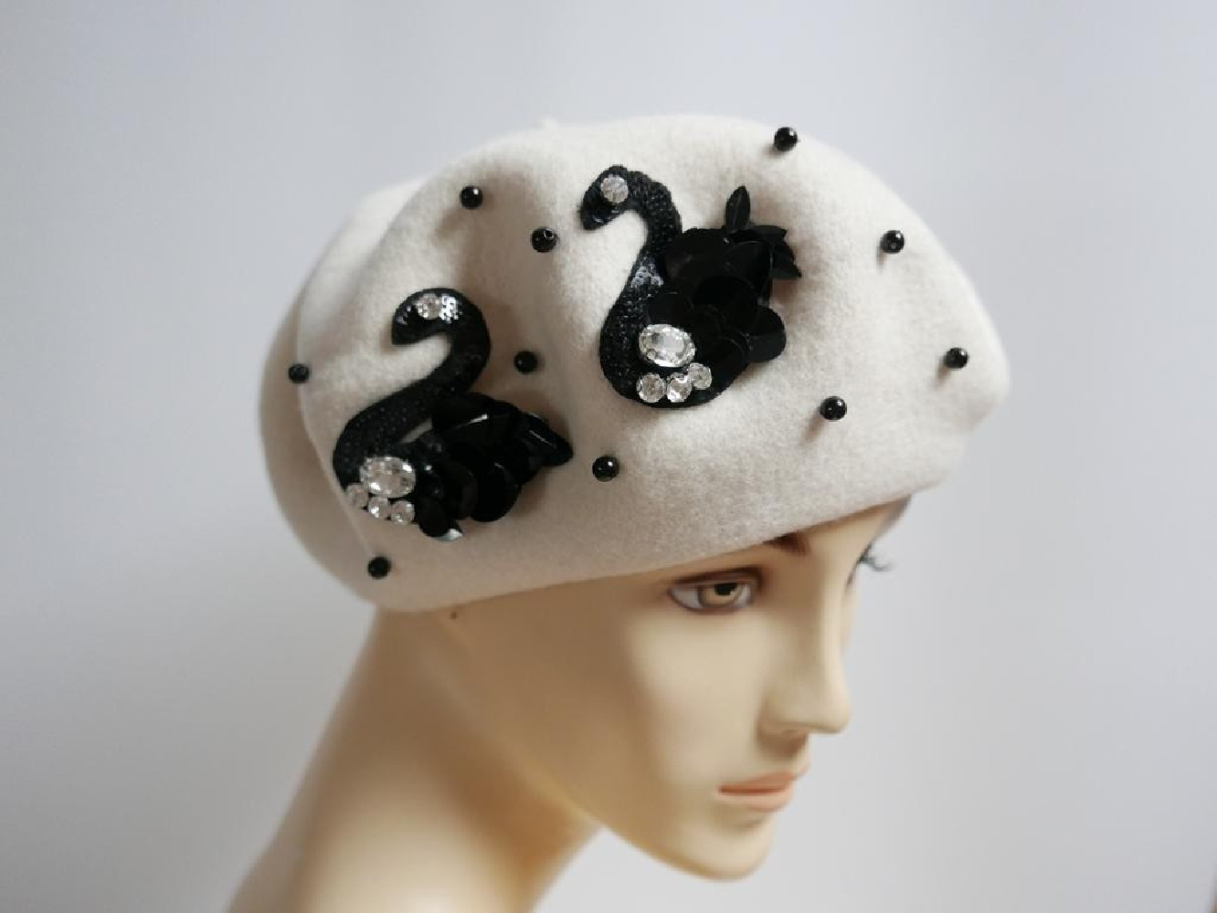 Śmietankowo czarny beret dzianina wełna z dekoracją