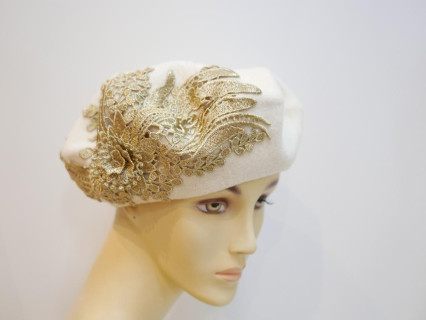 Śmietankowo złoty beret dzianina wełna z dekoracją