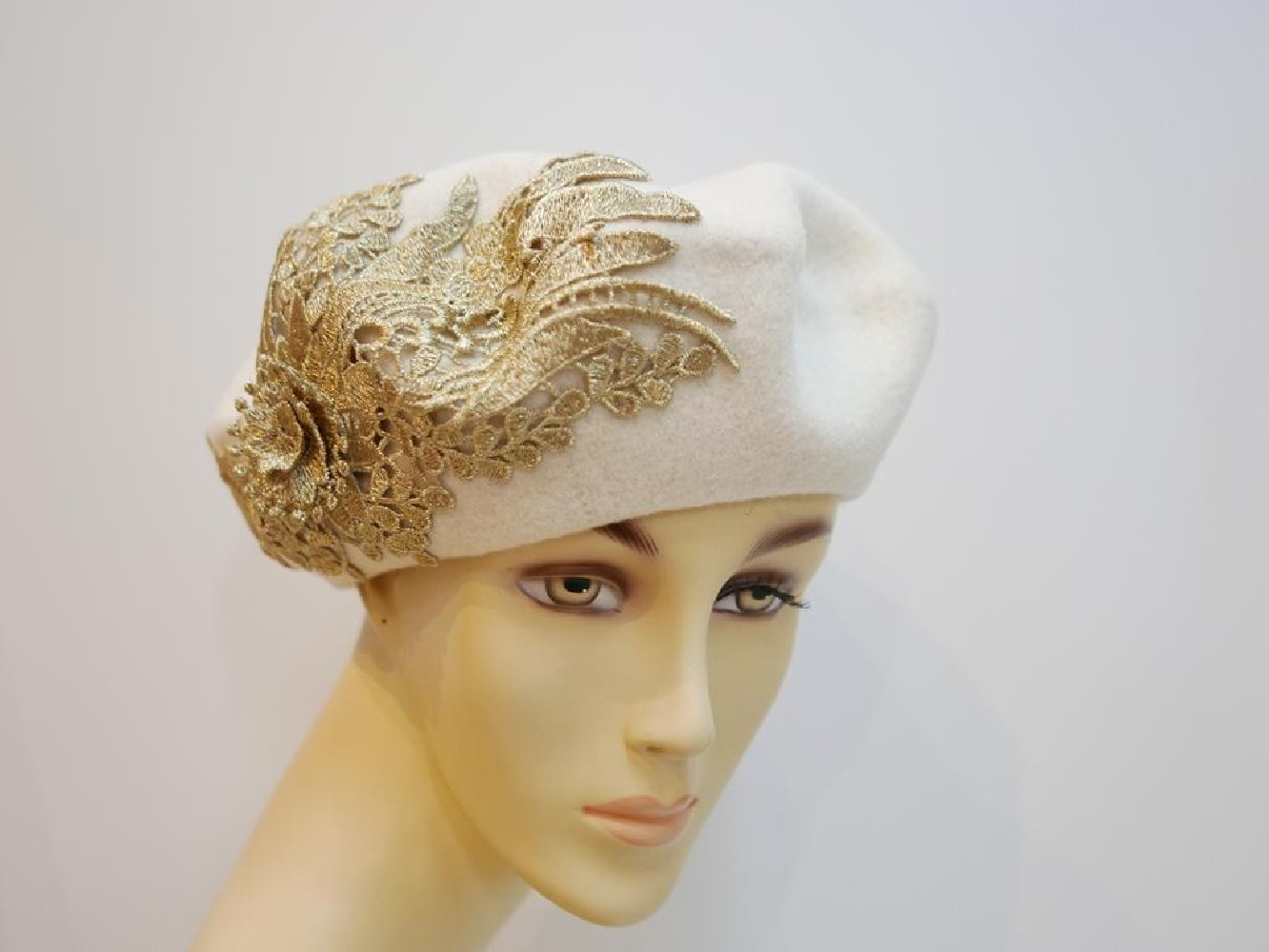 Śmietankowo złoty beret dzianina wełna z dekoracją