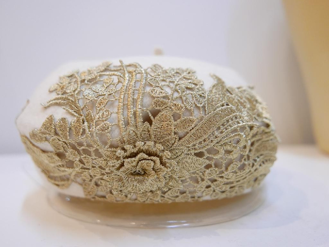 Śmietankowo złoty beret dzianina wełna z dekoracją