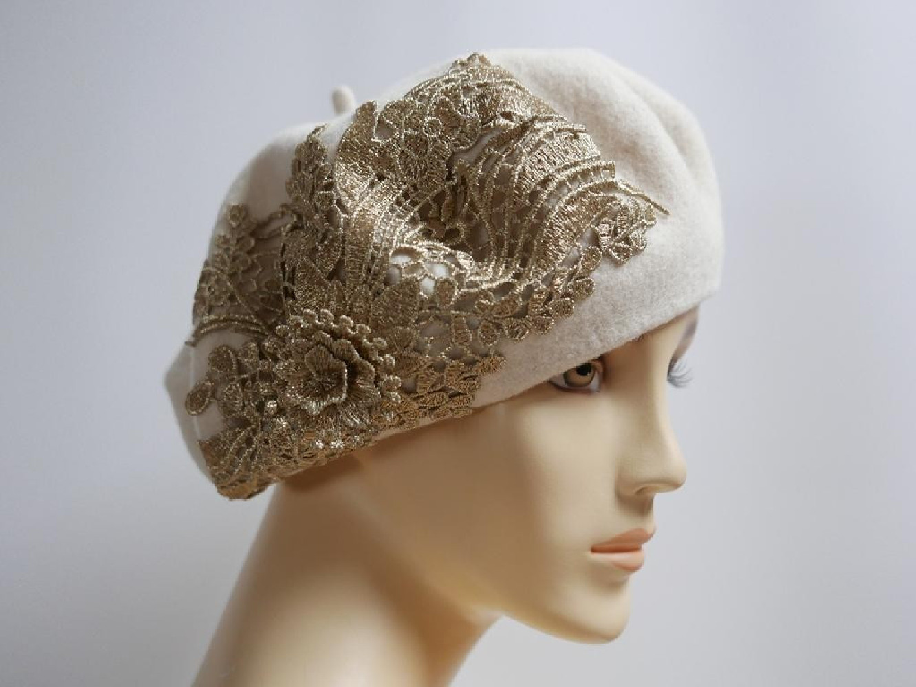 Śmietankowo złoty beret dzianina wełna z dekoracją