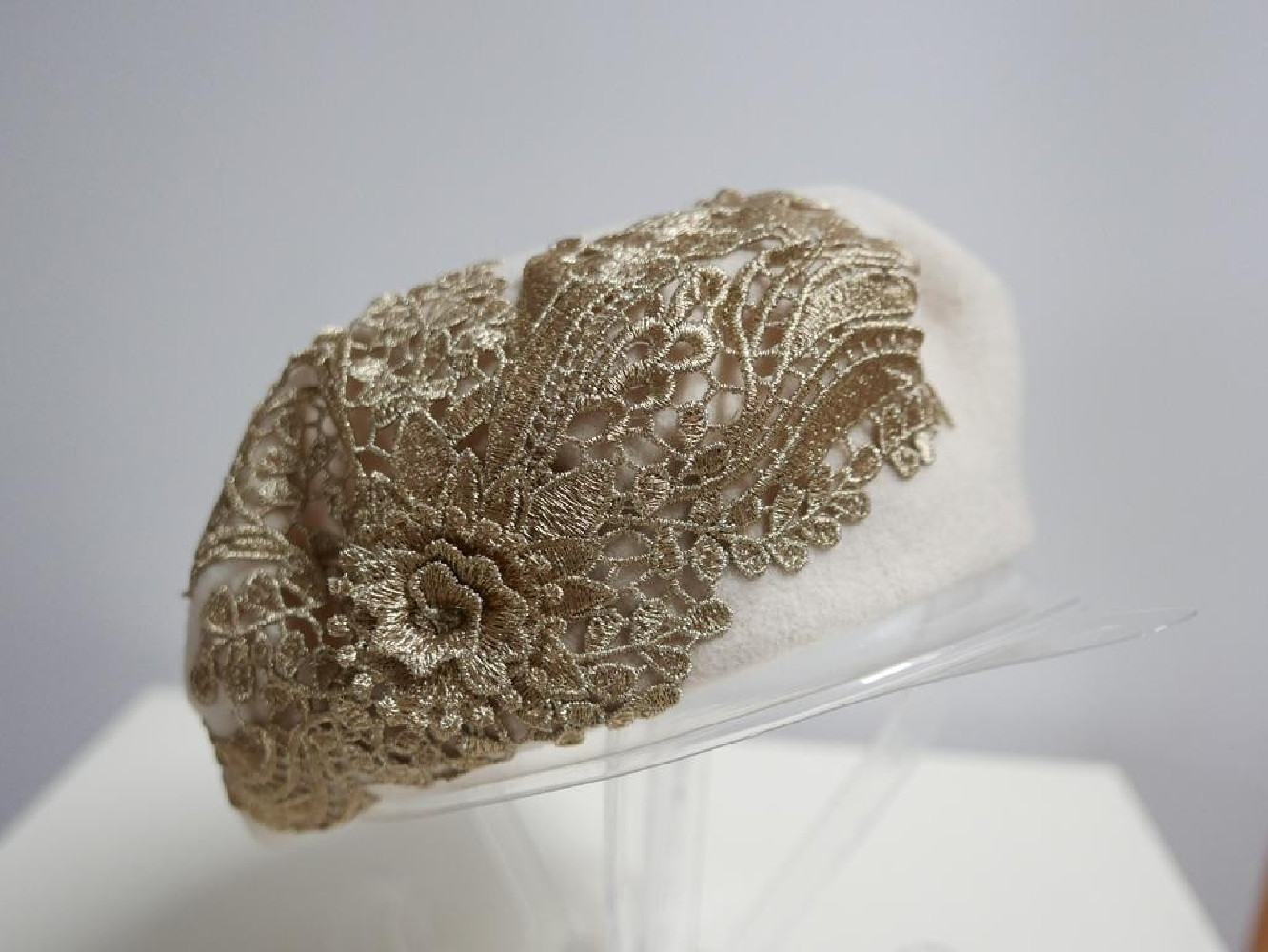 Śmietankowo złoty beret dzianina wełna z dekoracją