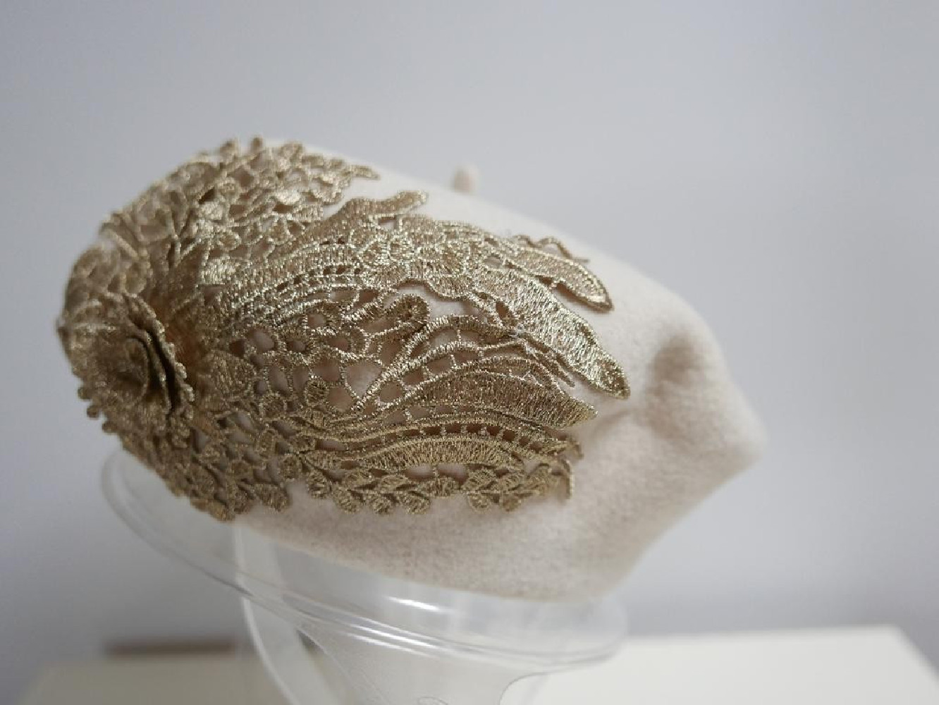 Śmietankowo złoty beret dzianina wełna z dekoracją