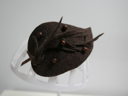 Brązowy fascynator filcowy na przepasce