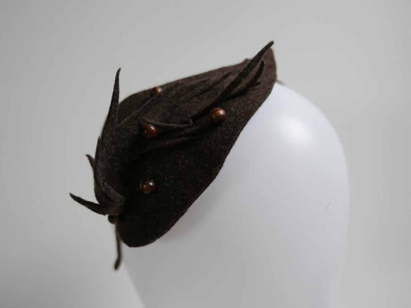 Brązowy fascynator filcowy na przepasce