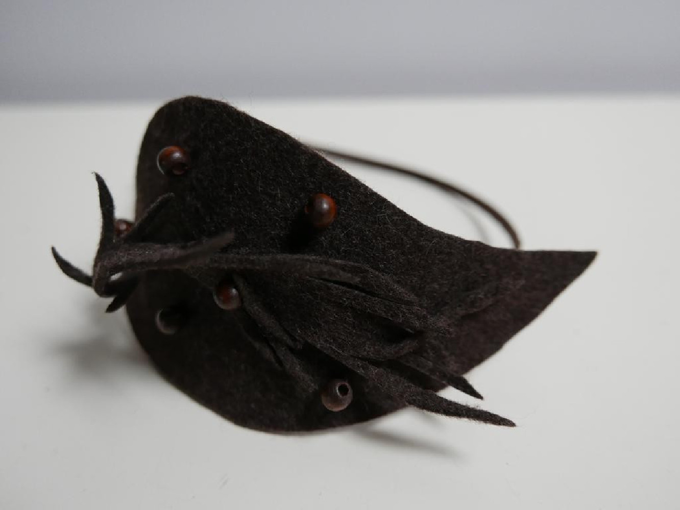 Brązowy fascynator filcowy na przepasce