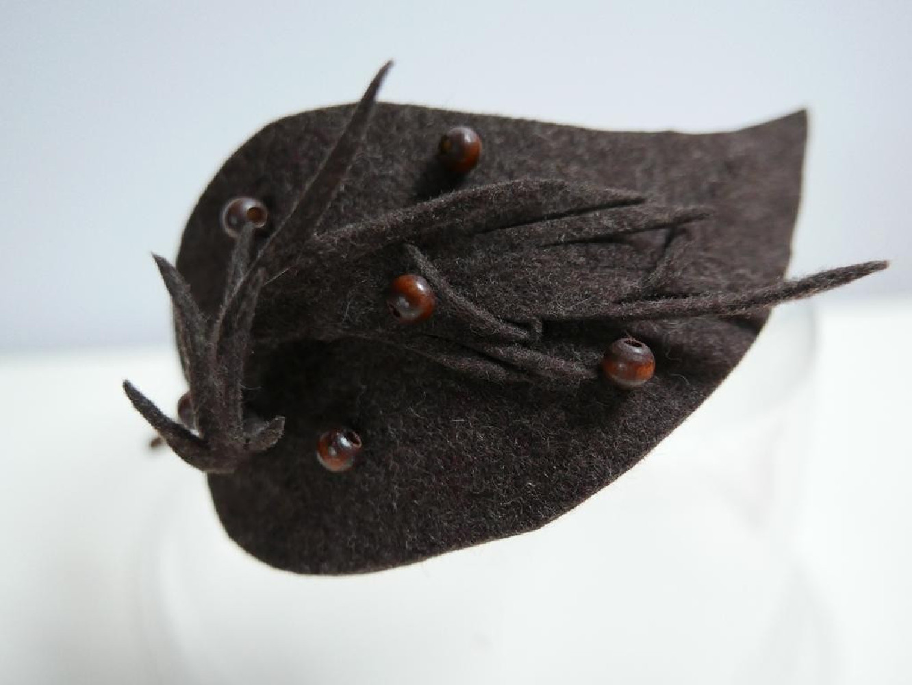 Brązowy fascynator filcowy na przepasce