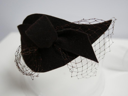 Brązowy z woalką fascynator filcowy na przepasce