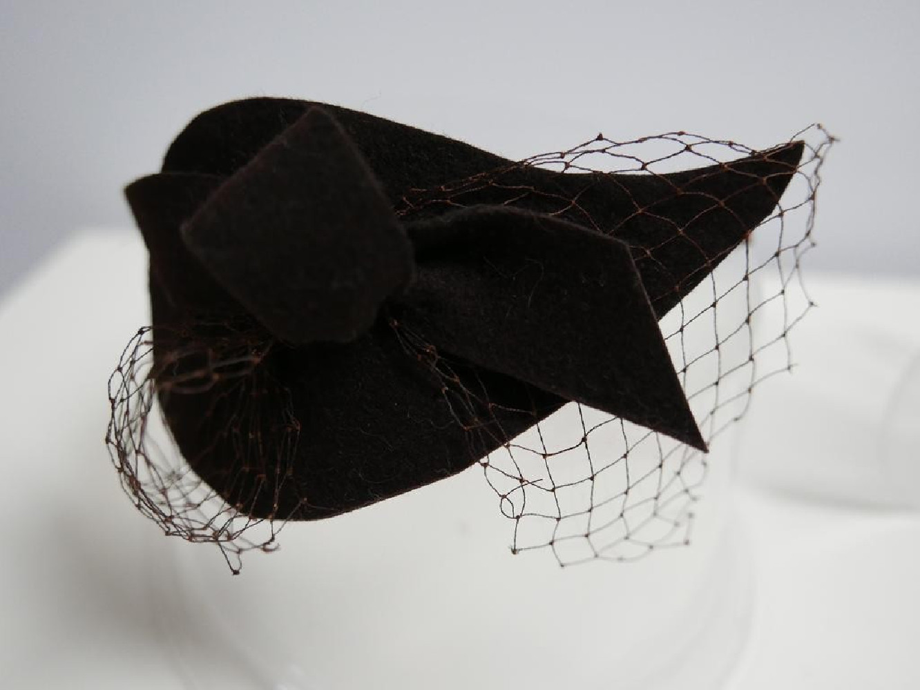 Brązowy z woalką fascynator filcowy na przepasce