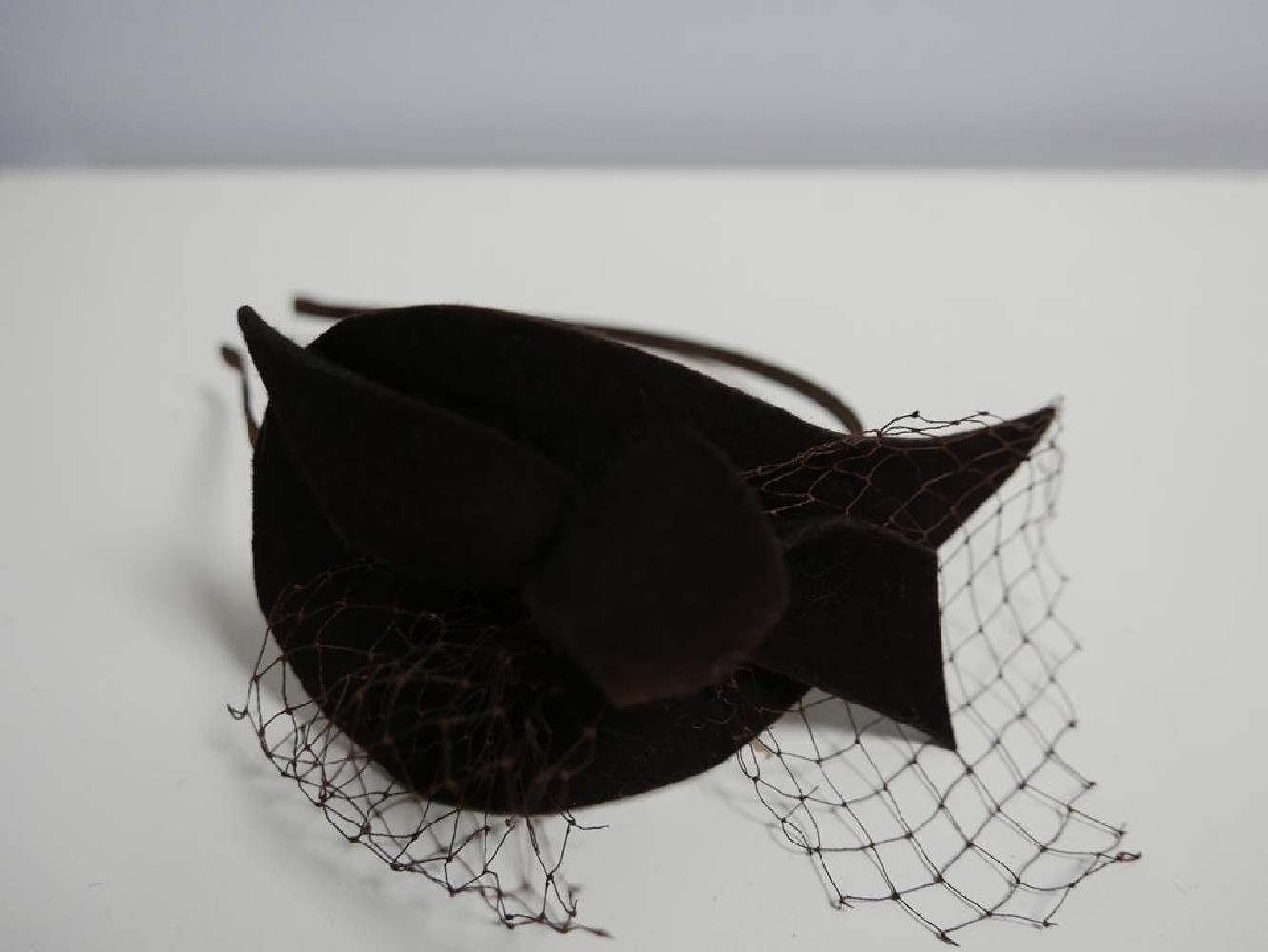 Brązowy z woalką fascynator filcowy na przepasce