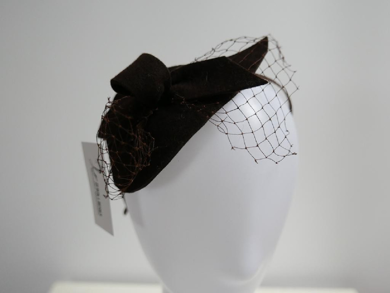 Brązowy z woalką fascynator filcowy na przepasce