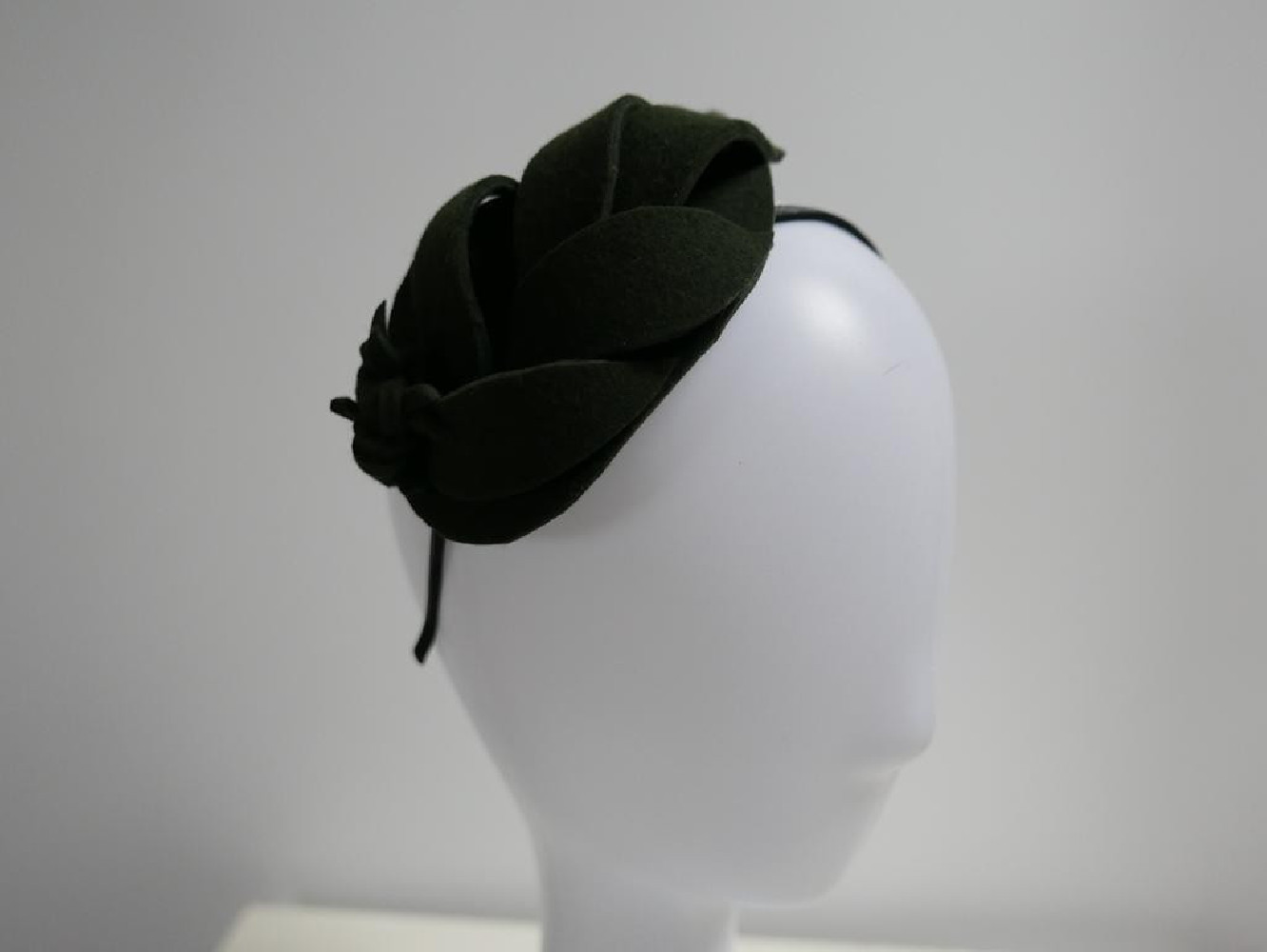 Khaki zieleń fascynator filcowy na przepasce