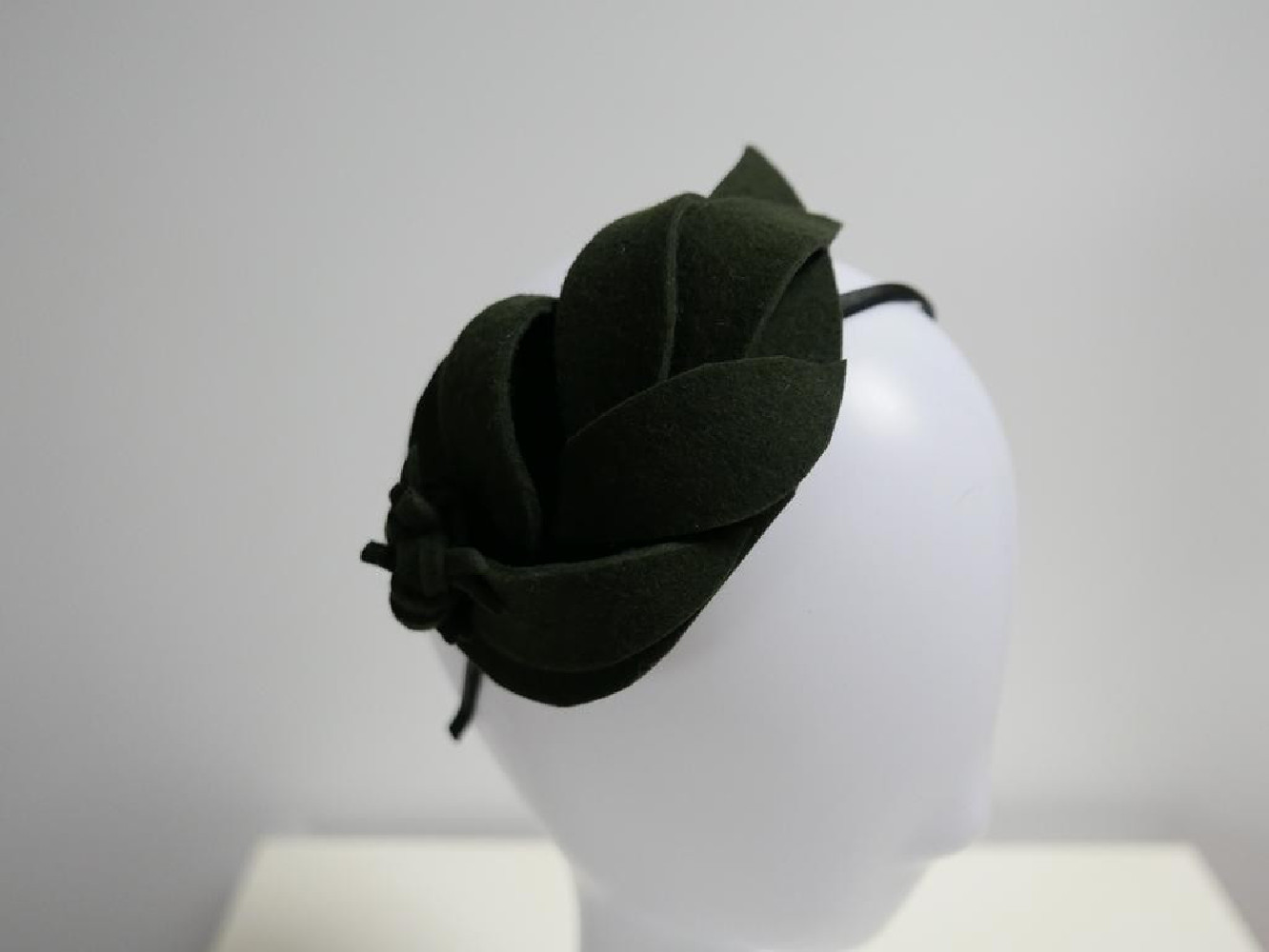 Khaki zieleń fascynator filcowy na przepasce