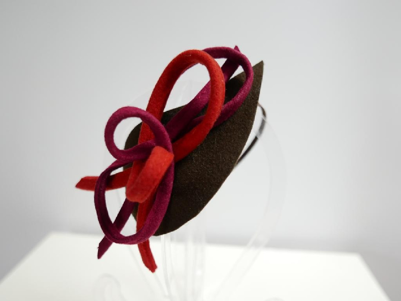 Brąz z czerwienią fascynator filcowy na przepasce