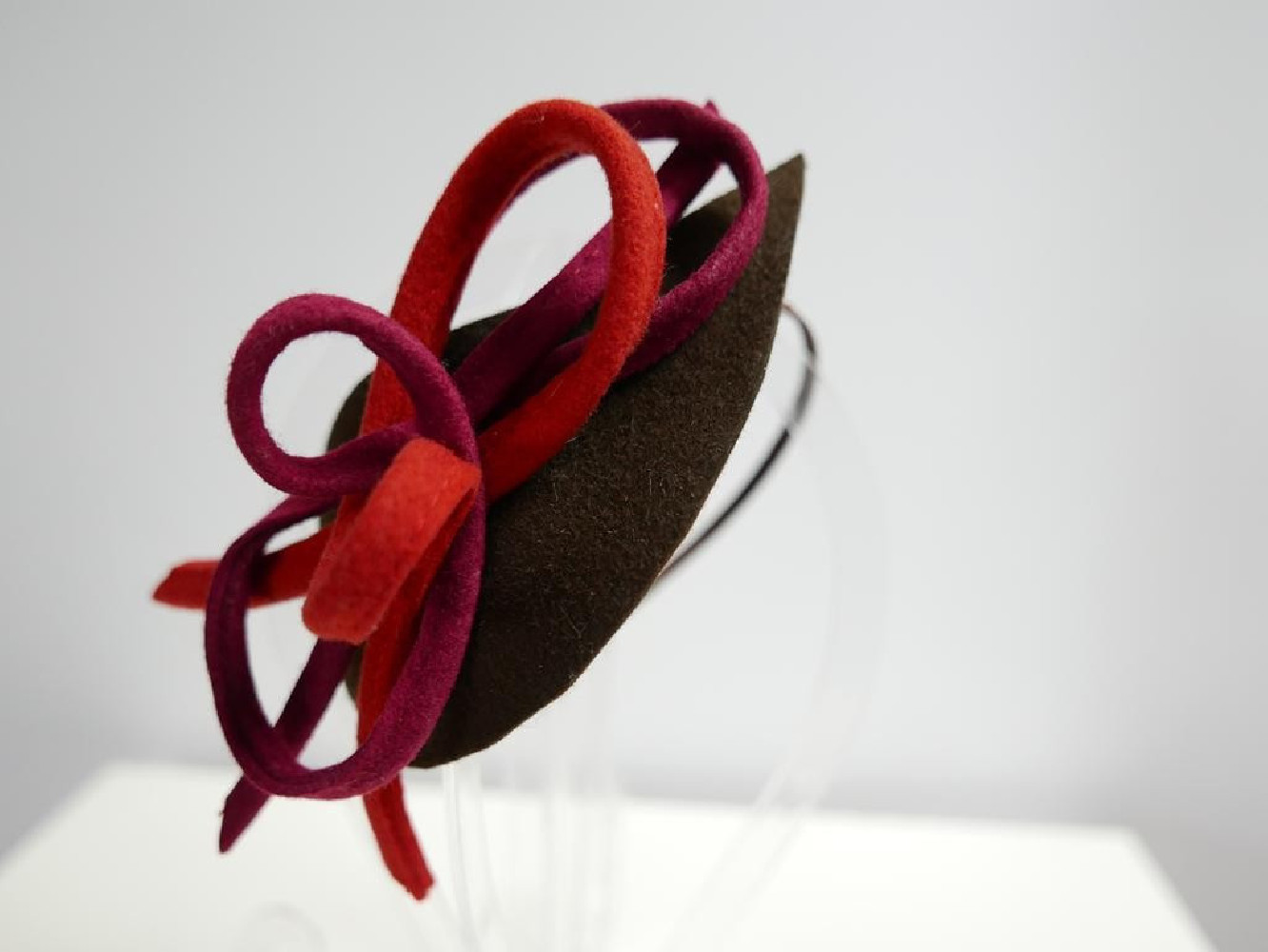 Brąz z czerwienią fascynator filcowy na przepasce