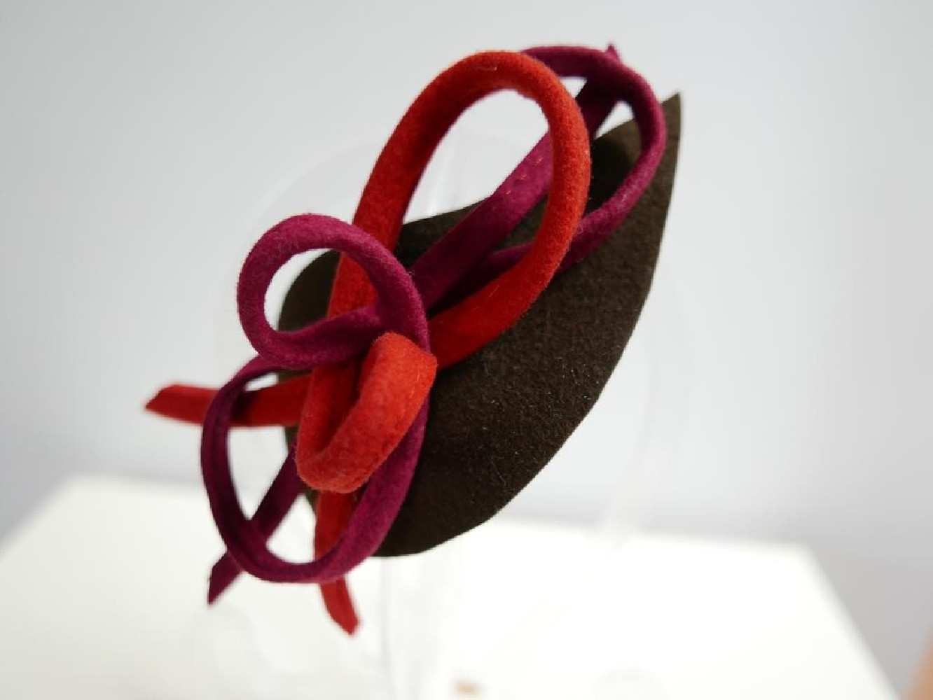 Brąz z czerwienią fascynator filcowy na przepasce