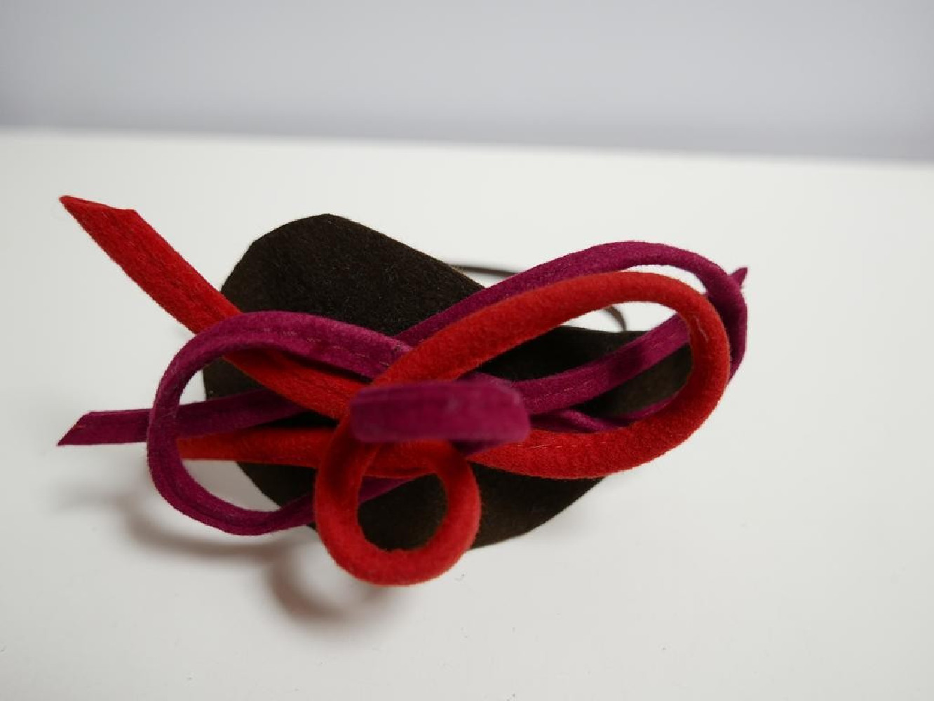 Brąz z czerwienią fascynator filcowy na przepasce