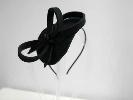 Czarny fascynator filcowy na przepasce