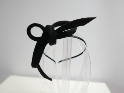 Czarny fascynator filcowy na przepasce