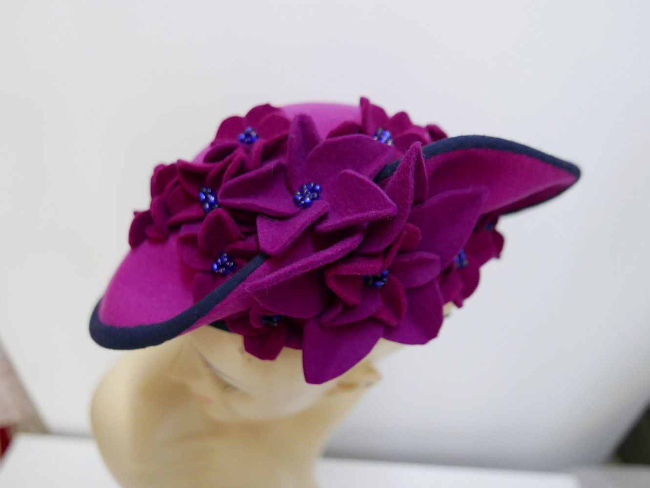 Gardenia kapelusz z kwiatami 100% wełna | Zuwika Design