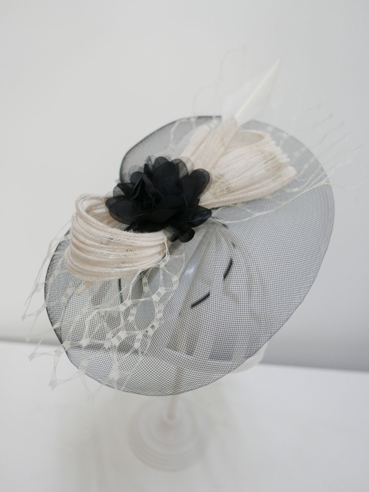 copy of Biało czarny fascynator z woalką na przepasce