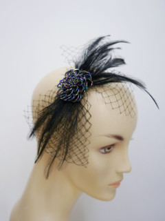 Czarno złoty fascynator z piór i woalki | Zuwika Design