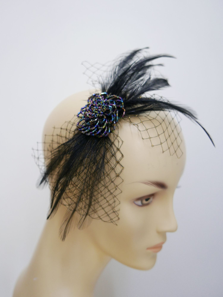 Czarno złoty fascynator z piór i woalki | Zuwika Design