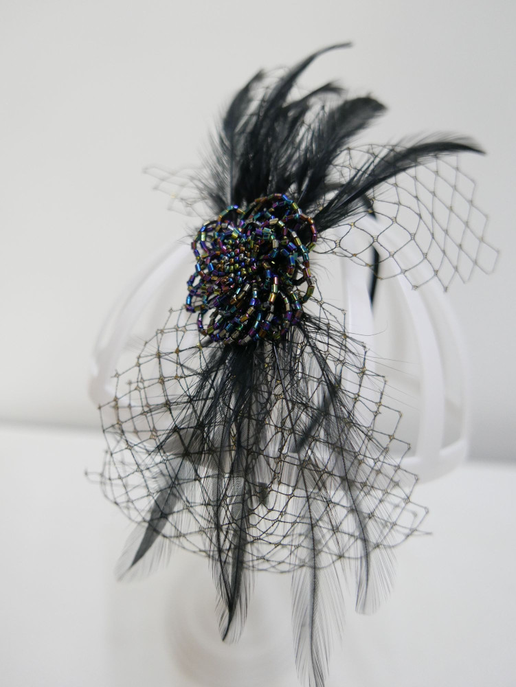 Czarno złoty fascynator z piór i woalki | Zuwika Design