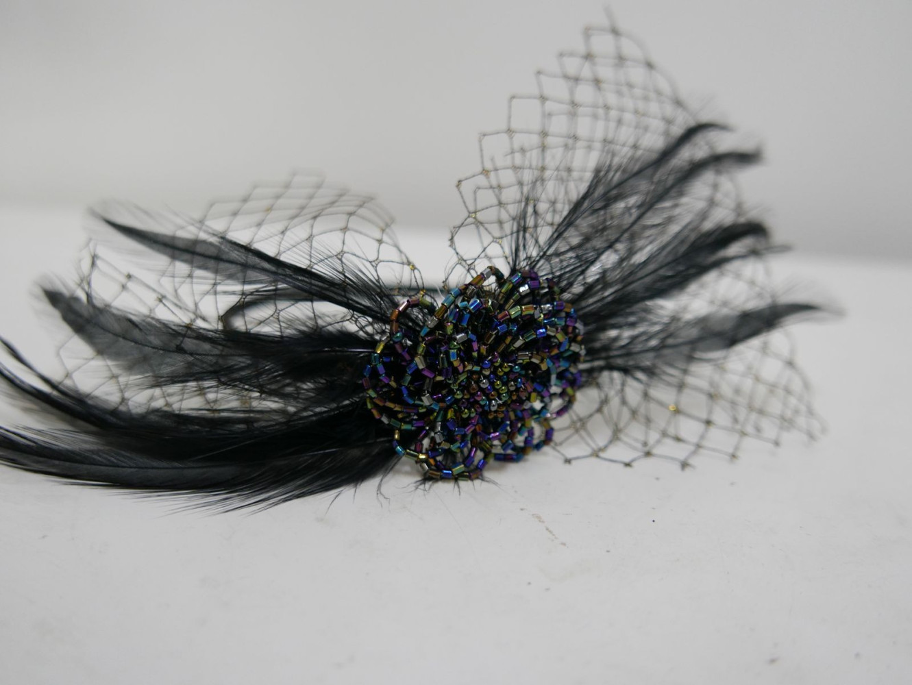 Czarno złoty fascynator z piór i woalki | Zuwika Design