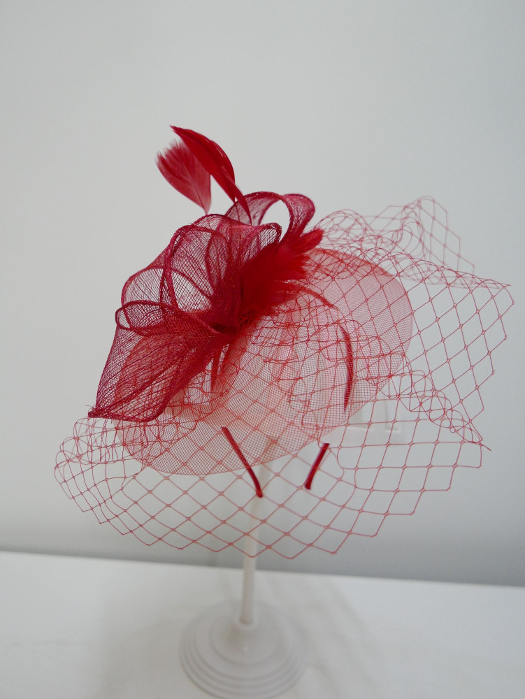 Czerwony fascynator z crin, sinamay z woalką | Zuwika Design