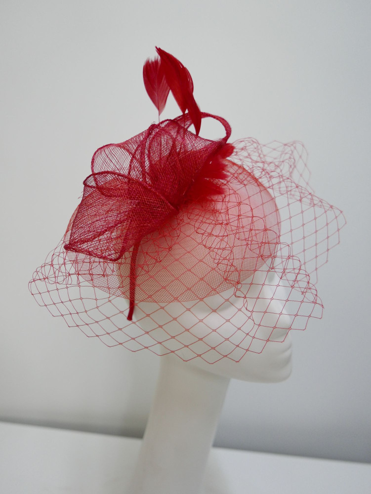 Czerwony fascynator z crin, sinamay z woalką | Zuwika Design